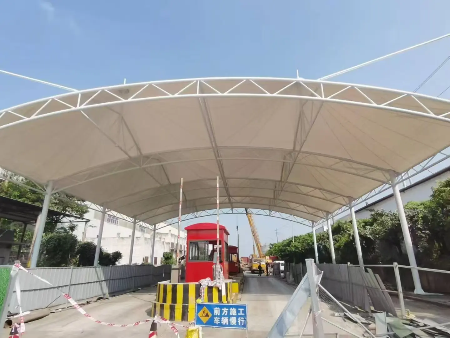 【贵州西秀雨棚】怎么选择【源头工厂】：解决雨棚建造盲目选择的选型标准